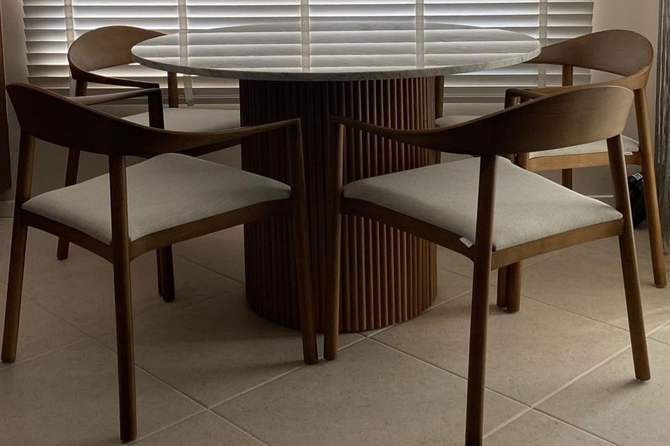 Ankara Siteler'de %20 indirim kampanyalı modern yuvarlak ahşap masa ve sandalye takımı, doğal ahşap ayaklı, konforlu döşemeli sandalyeleriyle yemek odaları ve modern yaşam alanları için şık yemek masası takımı.