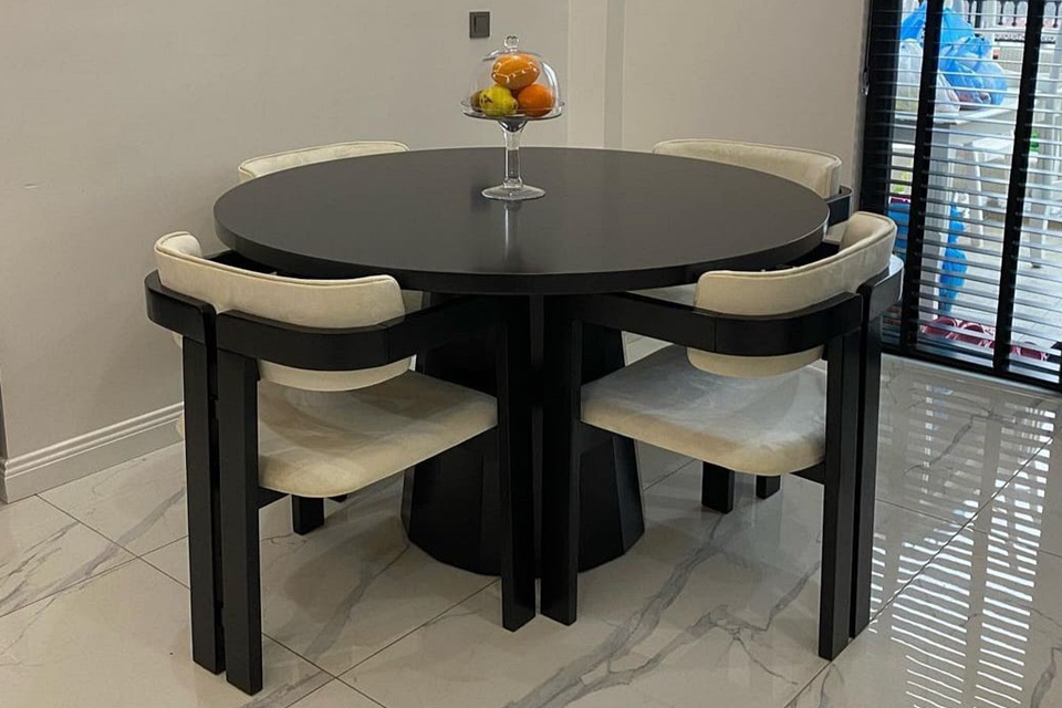 Ankara Siteler'de %20 indirim kampanyalı siyah modern yuvarlak yemek masası ve döşemeli sandalye takımı, lüks yemek odaları, villalar ve modern yaşam alanları için şık tasarımlı premium masa takımı.